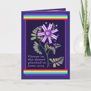 Fleur dans la carte d'anniversaire du désert