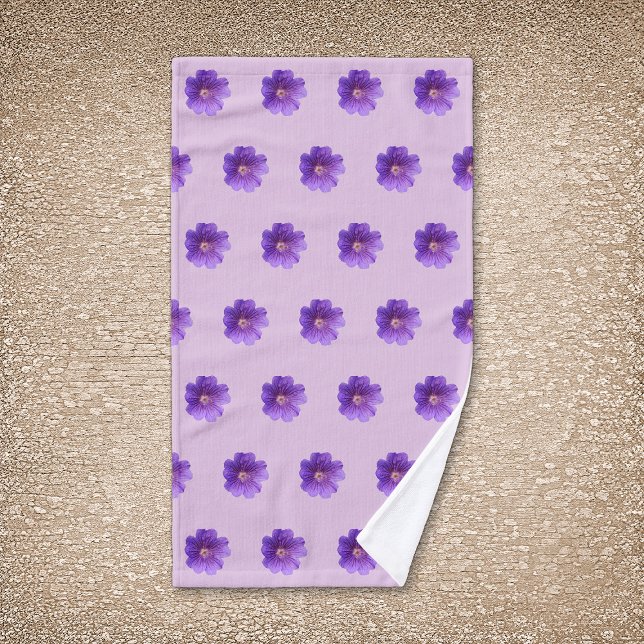 Fleur de géranium violet Motif sans couture sur (Purple Geranium flower seamless pattern on hand towel)