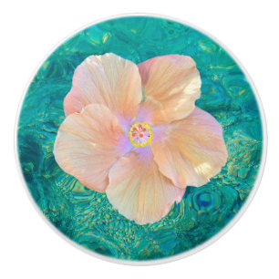 Fleur de ketmie sur le bouton en céramique de