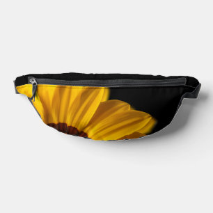 Fleur jaune sur arrière - plan noir