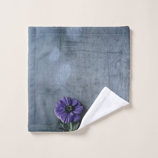 Fleur pétée violette sur la surface grise (Gant de toilette)