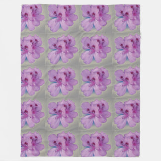 Fleur pourpre sur la couverture d'ouatine de gris