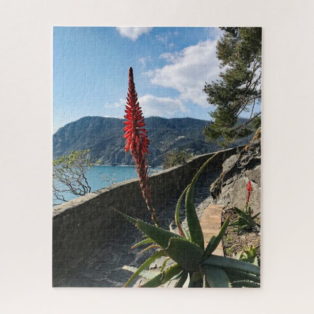 Fleur Rouge Mer Bleue Falaises Rocheuses Puzzle (Vertical)
