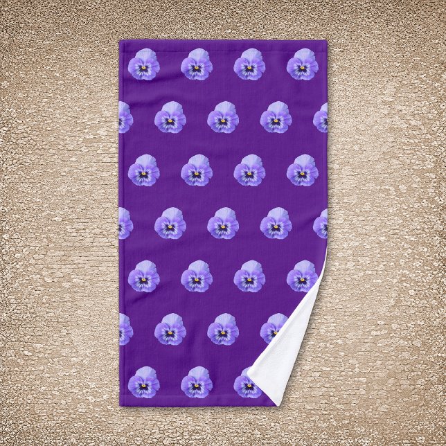 Fleur violet Pansy Motif sans couture sur la servi (Purple Pansy flower seamless pattern on hand towel)