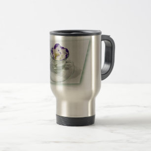 Fleur violette blanche dans une tasse