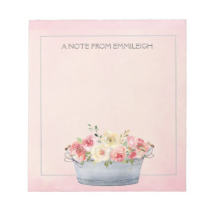 Fleurs aquarelles rose et crème dans un bloc-notes