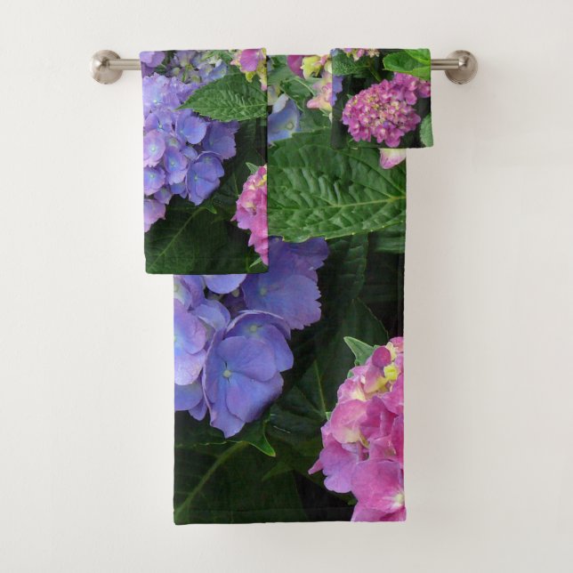 Fleurs assez pourpres et roses d'hortensia (En situation)