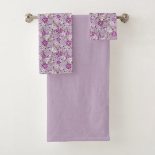 Fleurs blanches et violettes sur un fond lilas pâl
