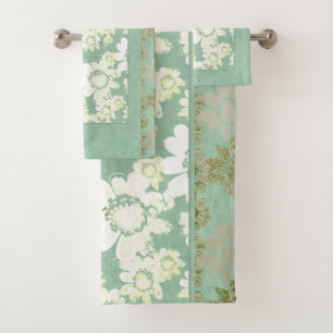 Fleurs blanches sur serviettes de bain vert mer