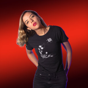 Fleurs blanches sur t-shirt noir