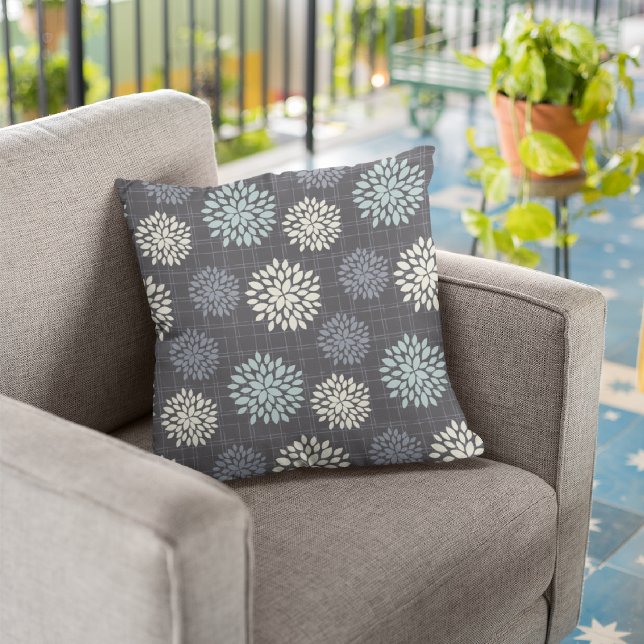 Fleurs bleues foncées | Oreiller à lancer décorati (Créateur téléchargé)