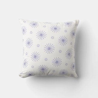 Fleurs bleues minuscules sur coussin blanc