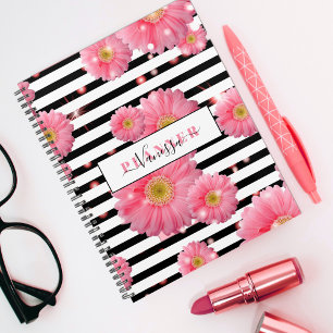 Fleurs De Gerbera Rose Sur Des Grandes Blances Noi