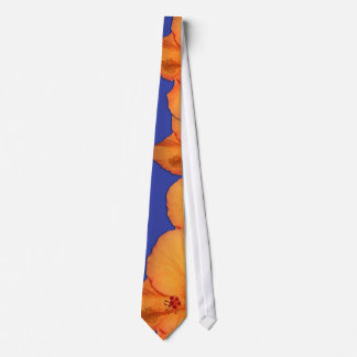 Fleurs d'Hibiscus orange sur cravate bleue