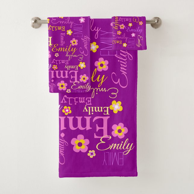 Fleurs Emily nom serviettes en texte violet (En situation)