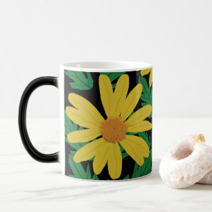 Fleurs marguerites jaunes avec tasse à café feuill