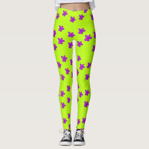 fleurs peintes sur des leggings verts