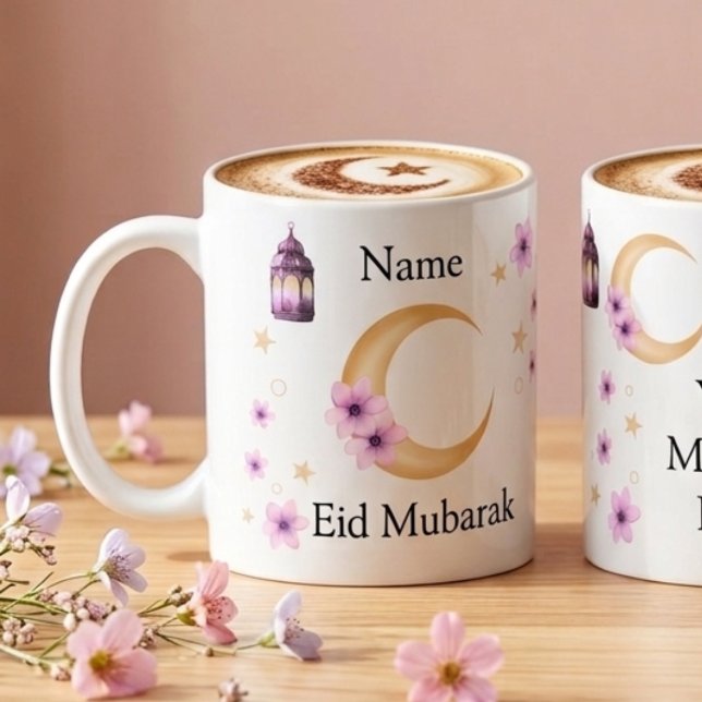 Fleurs Personnalisées Eid Mubarak Mug en Céramique (White ceramic mug with a golden crescent moon and purple flowers, showing the customizable name area)