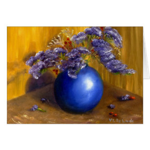 Fleurs pourpres à l'arrière-plan bleu de vase et
