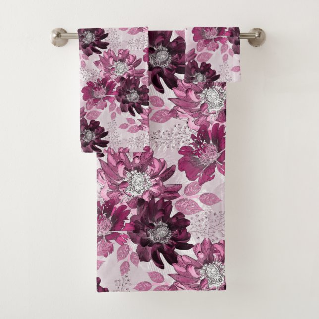 Fleurs roses et bordeaux sur rose poussiéreux (En situation)