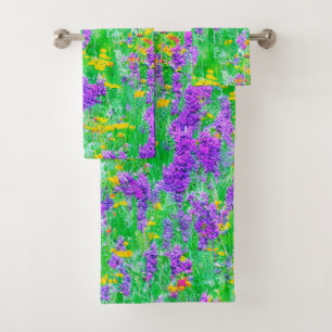 Fleurs sauvages d'été dans un champ vert