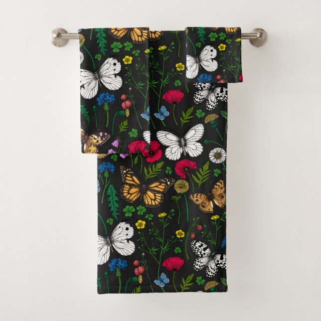 Fleurs sauvages et papillons sur le noir (En situation)