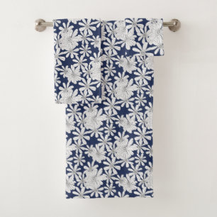 Fleurs Tirées À La Main Blanche Sur Bleu Floral De