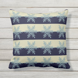 Flocons de neige bleus argentés sur le coussin