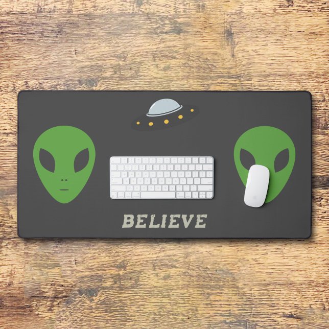 Flying Saucer & Green Alien Desk Mat (Flying Saucer & Green Alien Desk Mat)