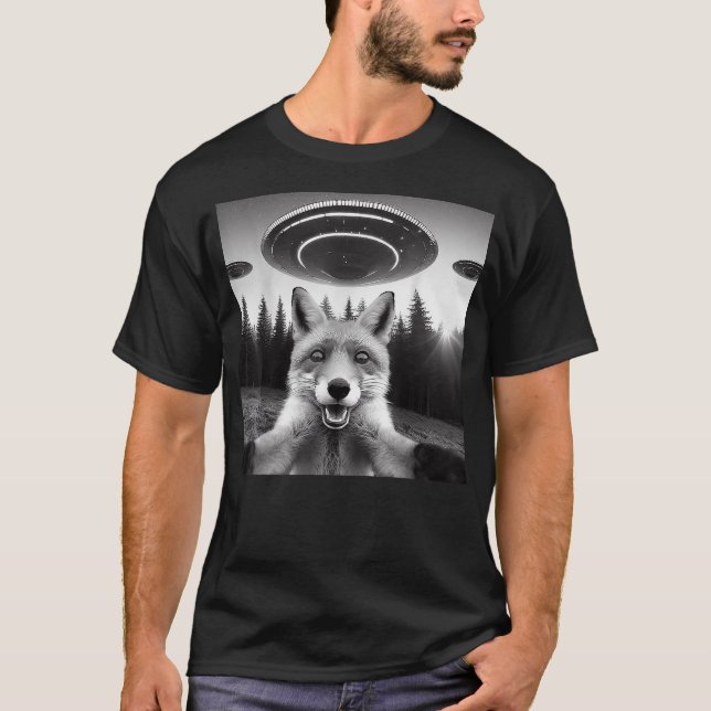 Fox Selfie With Alien UFO Funny Fox Gifts For Men  T-Shirt (Front)