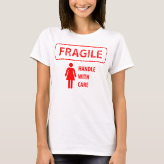 Fragile manipulez avec le T-shirt de soin
