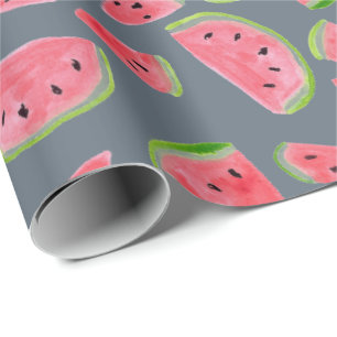 Fraise sauvage sur papier cadeau gris envelopper a