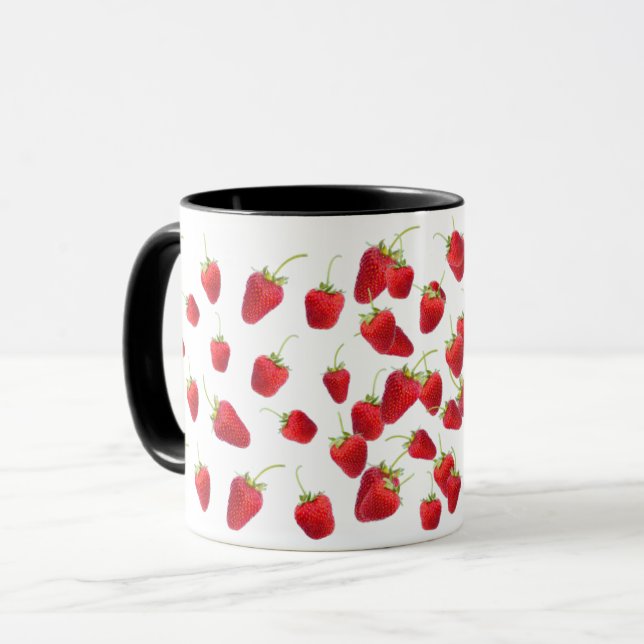Fraise sur arrière - plan blanc sur une tasse  (Devant gauche)
