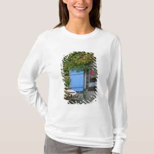 France, Les Baux de Provence, café patio T-Shirt