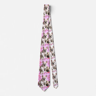 Französische Bulldogge mit drei Bulldoggen in Pink Tie