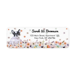 French Bulldog porte des lunettes dans les fleurs