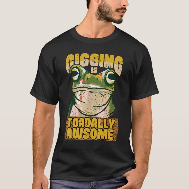 Frog gigging is toadally awesome hunting and frogg T-Shirt (Front)