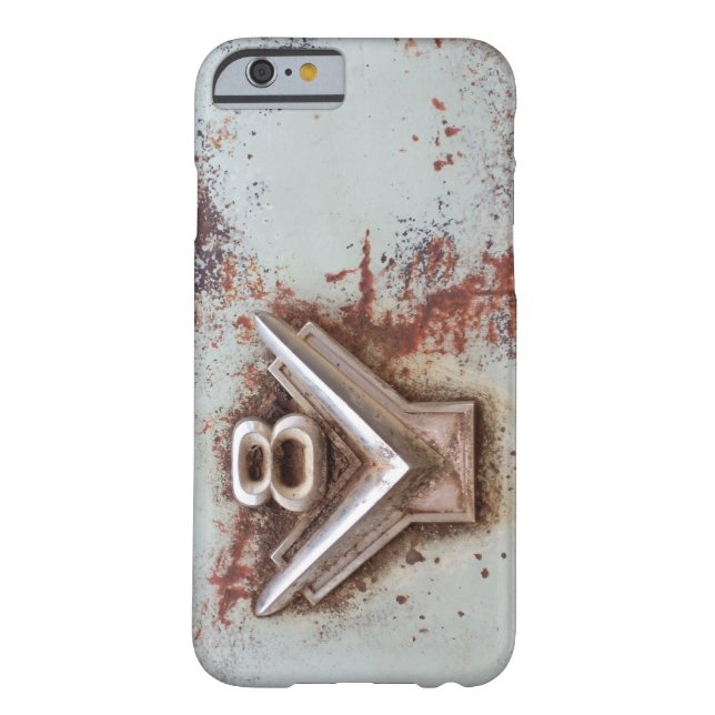 From classic car: Rusty old v8 emblem in chrome Case-Mate iPhone Case (Back)