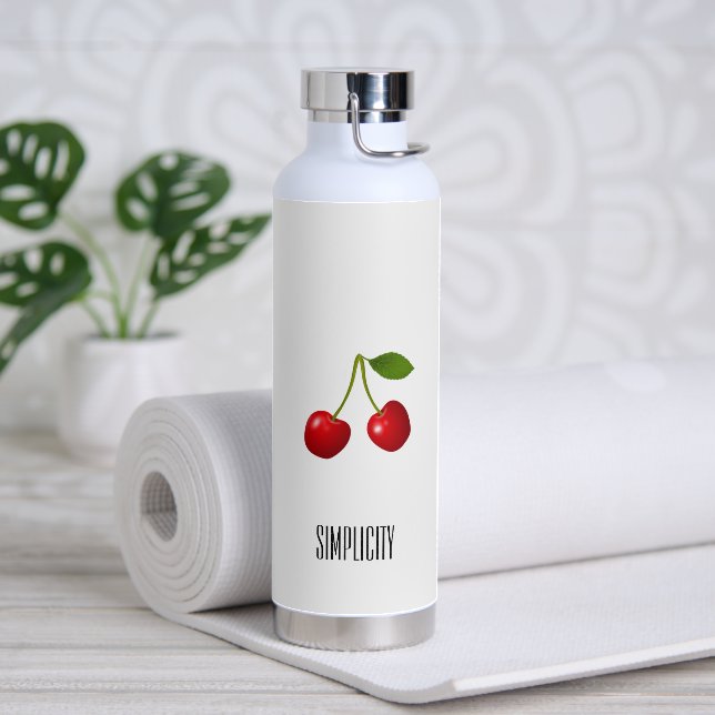 Fruits de cerise rouges sur une bouteille d'eau bl (Yoga)