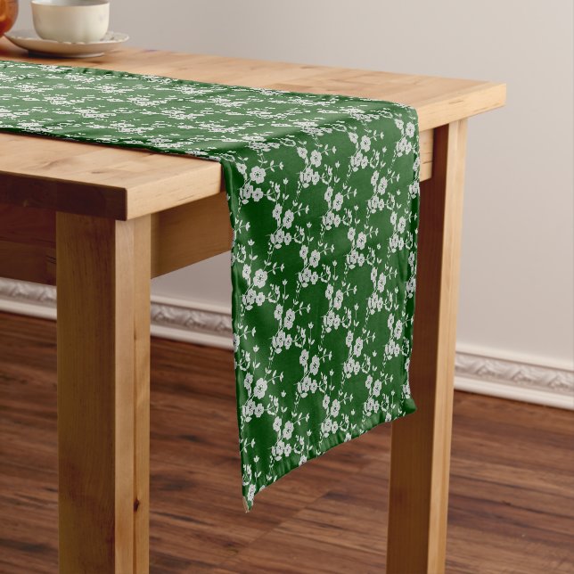 FS-Style 1-GREEN-WHITE-TABLE RUNNER 14x72in (In Situ)