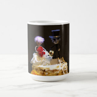 Fubby bruidspaartje op taart. coffee mug