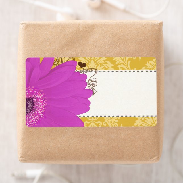Fuchsia Gerber Daisy & Golden Glow Damask (En situation)