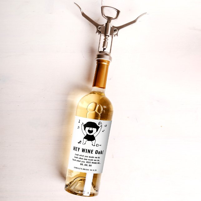 Fun & tendance Black Woman Dancing Wine Étiquette (Créateur téléchargé)