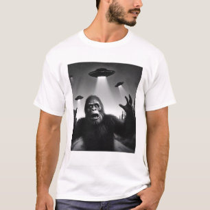 Funny Alien Bigfoot UFO Sasquatch Selfie with UFOs T-Shirt