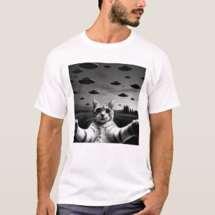 Funny Alien Cat UFO Kitten Selfie with UFOs T-Shirt