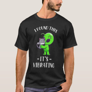 Funny Alien Finding Cat Purring Unidentified Vibra T-Shirt