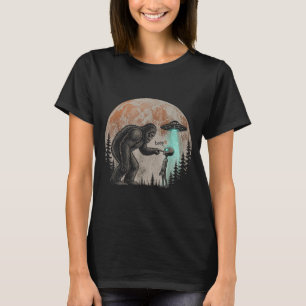 Funny bigfoot alien boop ufo sasquatch retro moon T-Shirt