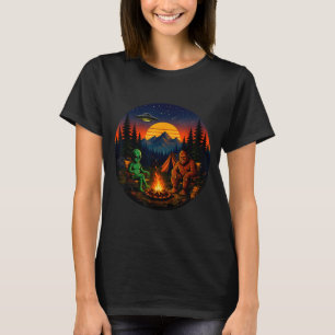 Funny bigfoot alien camping retro ufo campfire T-Shirt