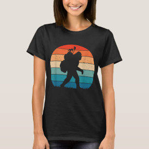 Funny Bigfoot Golf Vintage Retro Sasquatch Playing T-Shirt