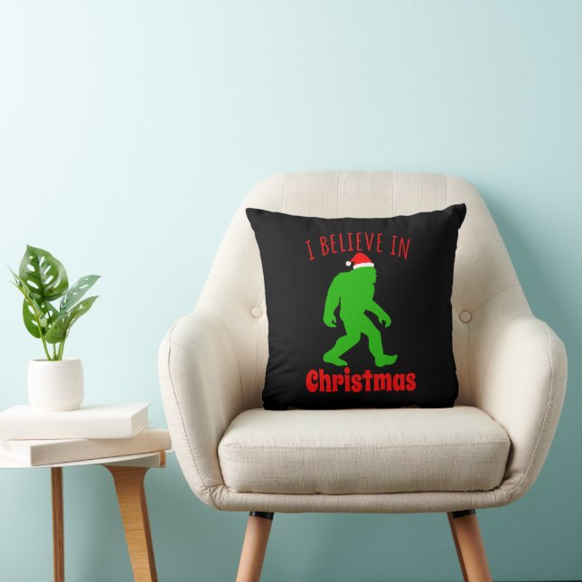 Funny Bigfoot I Believe In Christmas    Throw Pillow (Chair)